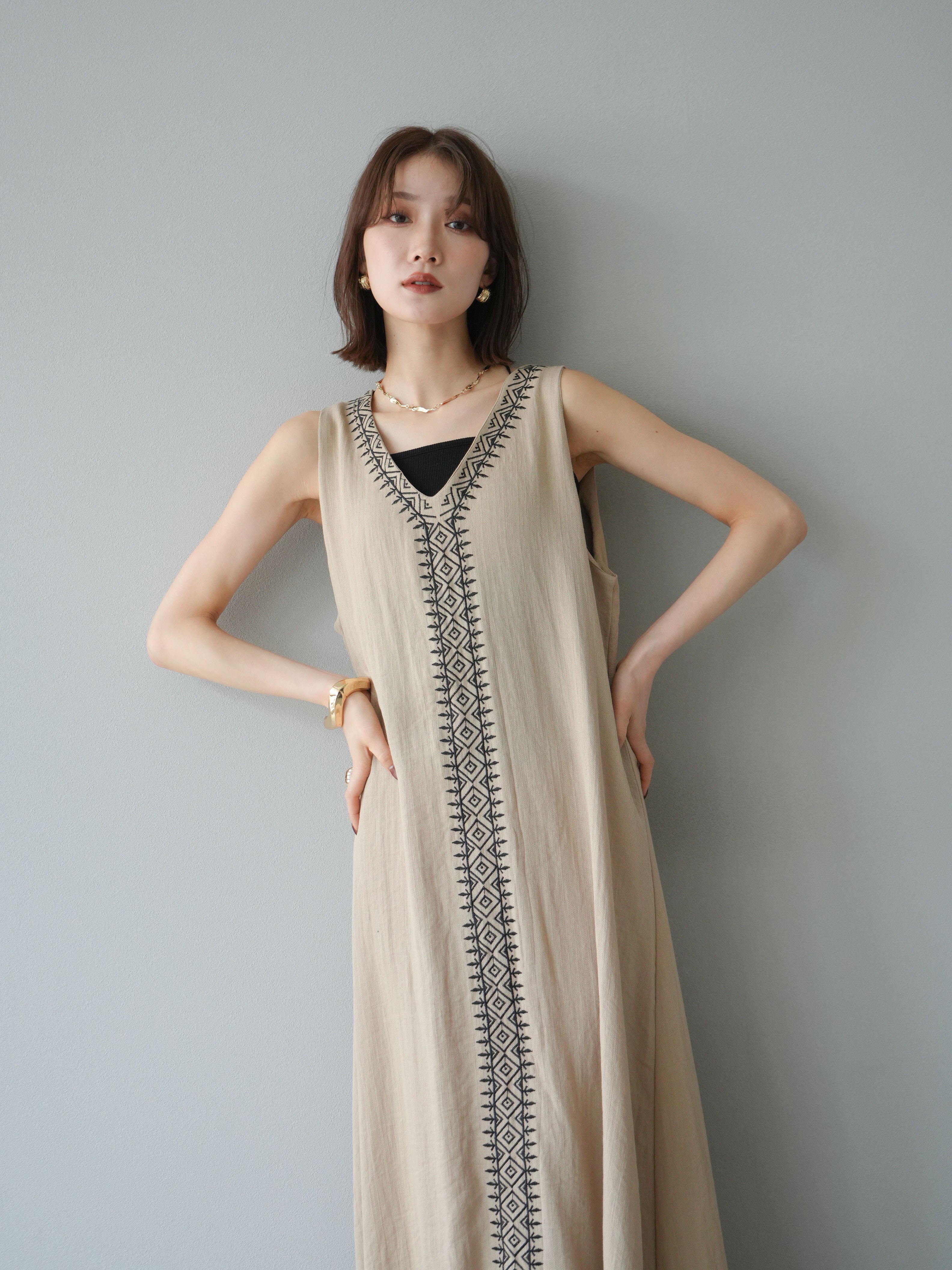 予約]刺繍Vネックワンピース/ベージュ – Lumier