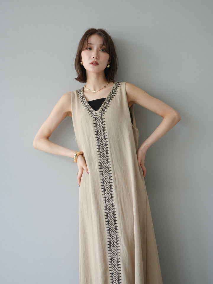 【預購】刺繡V領洋裝/米色