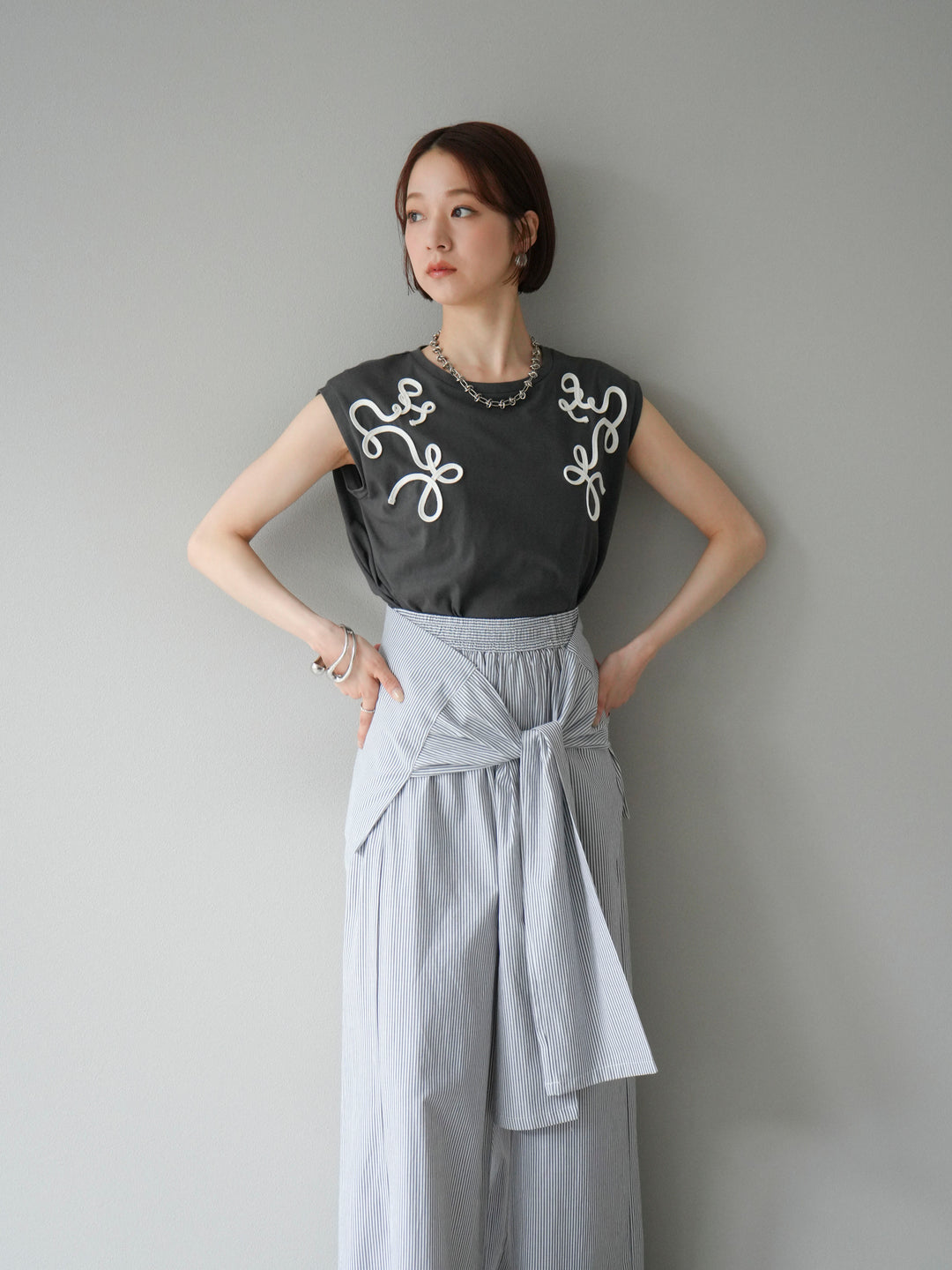 [SET]コード刺繍フレンチスリーブTシャツ+ウエスト巻きストライプイージーパンツ(2set)