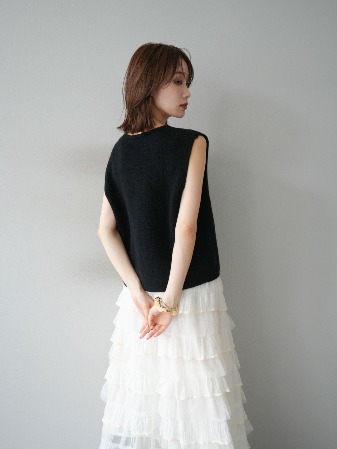 [予約]ゴールドボタンコンパクトニットベスト/ブラック