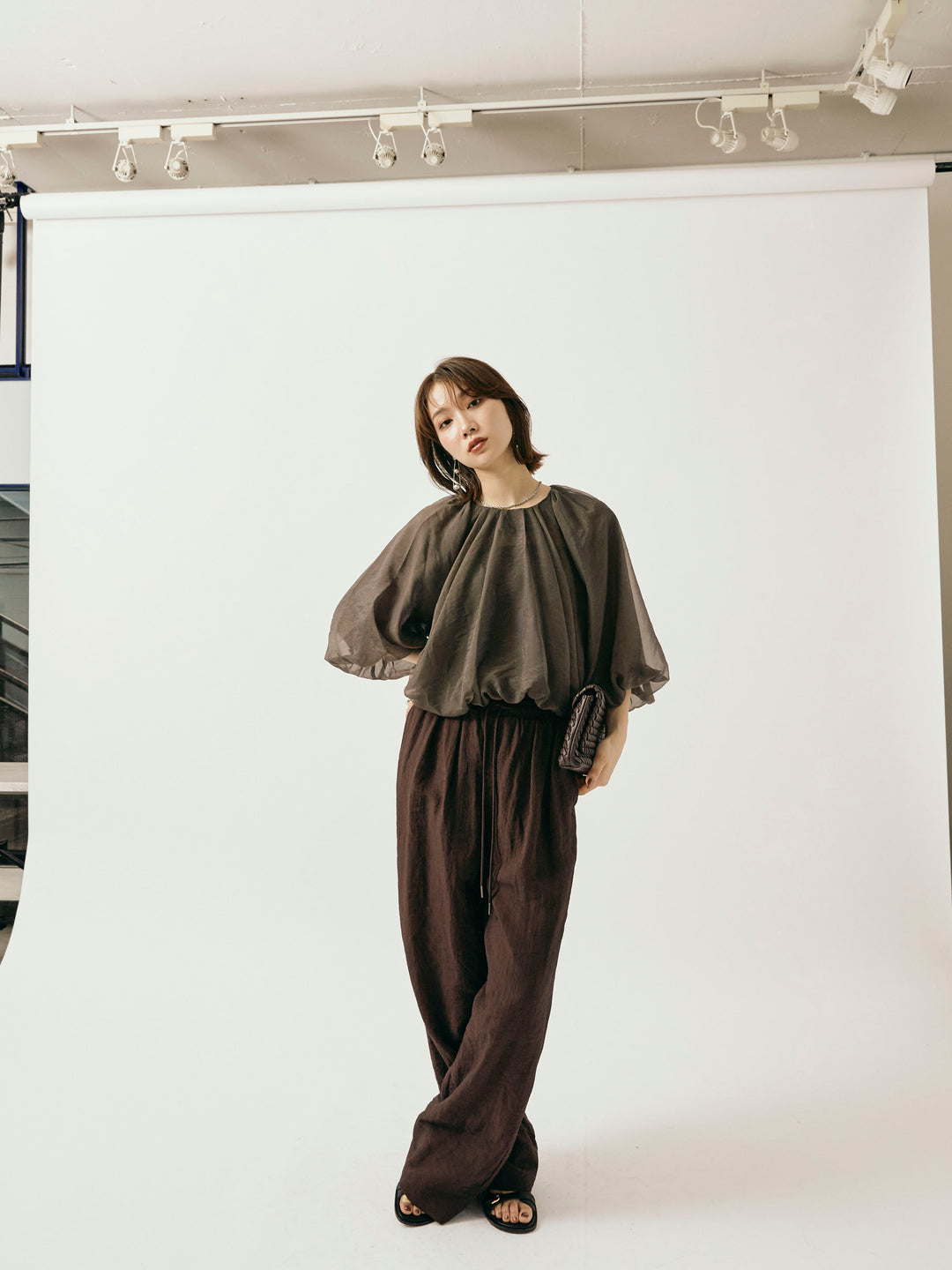 【Allure】[SET]オーガンジーバルーンショートブラウス+シャイニースラブシアーワイドパンツ(2set)