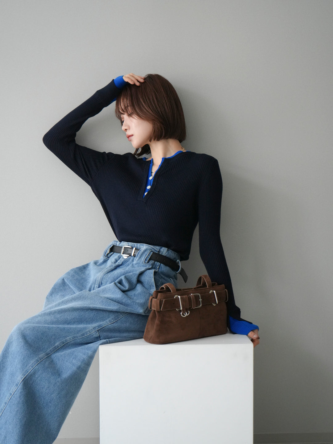 [SET]バイカラーキーネックリブニットトップス+ハイウエストベルトループデザインデニムパンツ(2set)