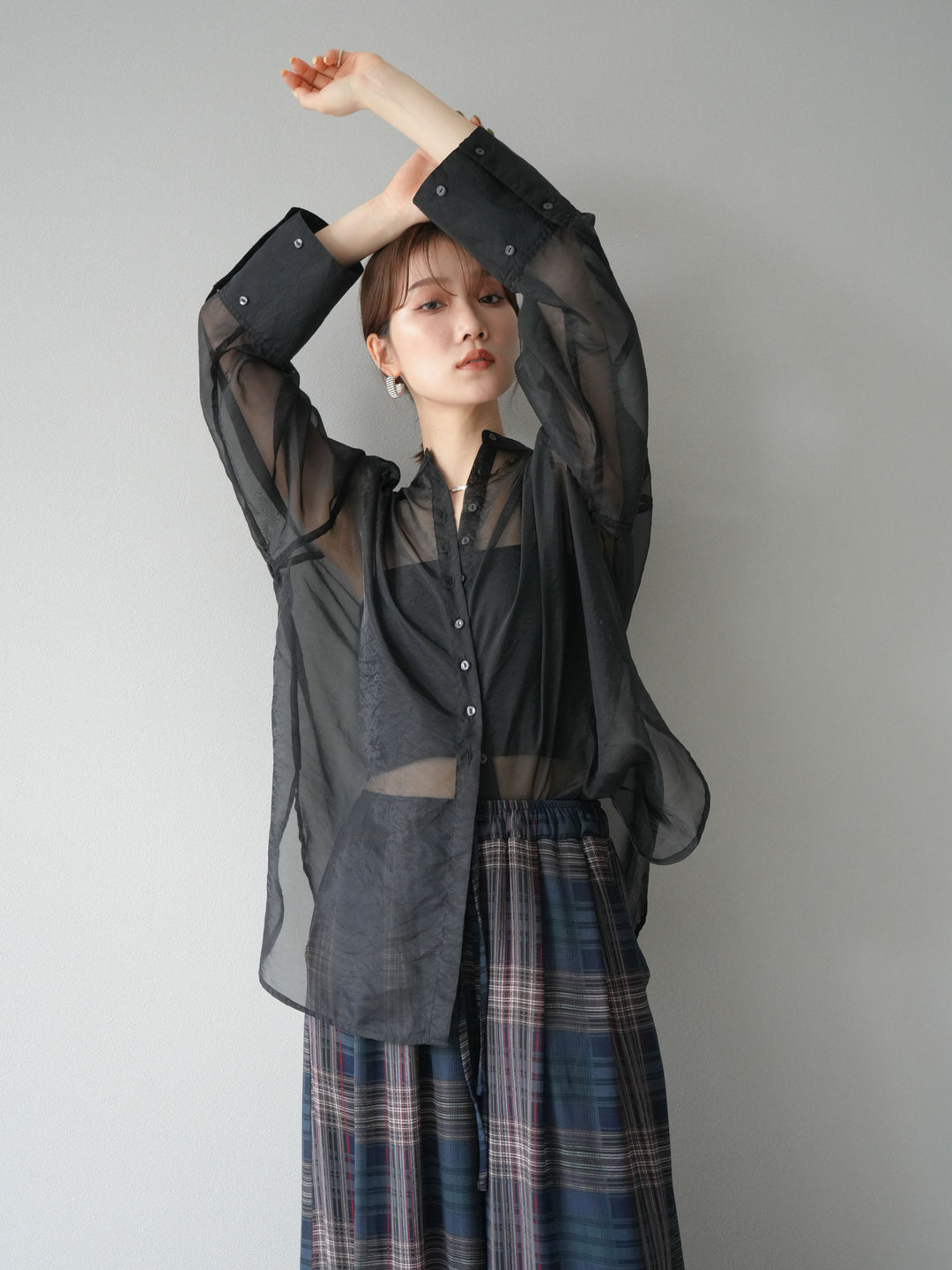[SET] 亮面透視立領襯衫 + 透視格紋寬鬆褲 (2 件套)