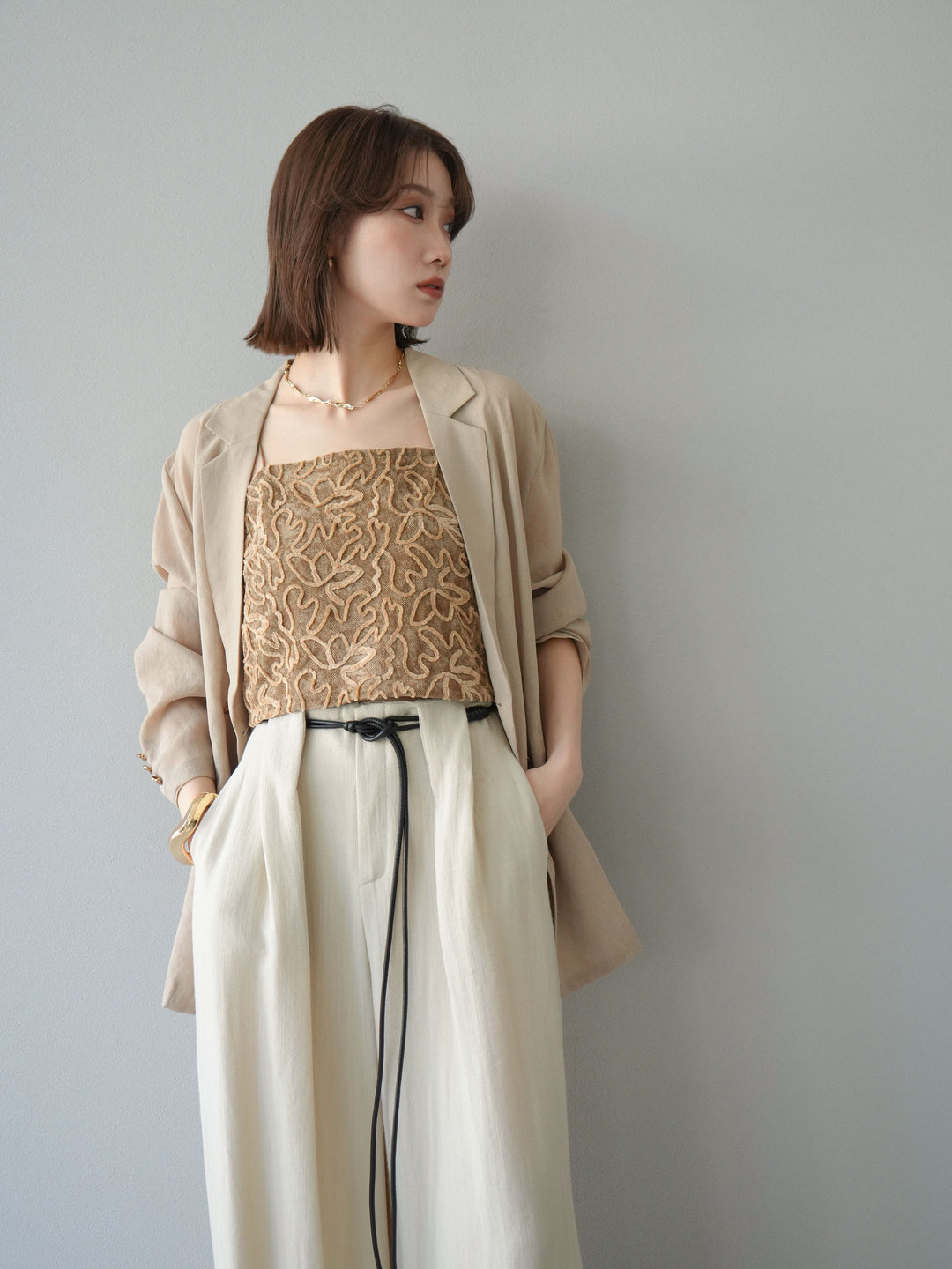 [SET] 金色扣環透視外套 + 滾邊花朵透視天鵝絨吊帶背心 + 繩紋腰帶麻感寬褲 (3 件套)