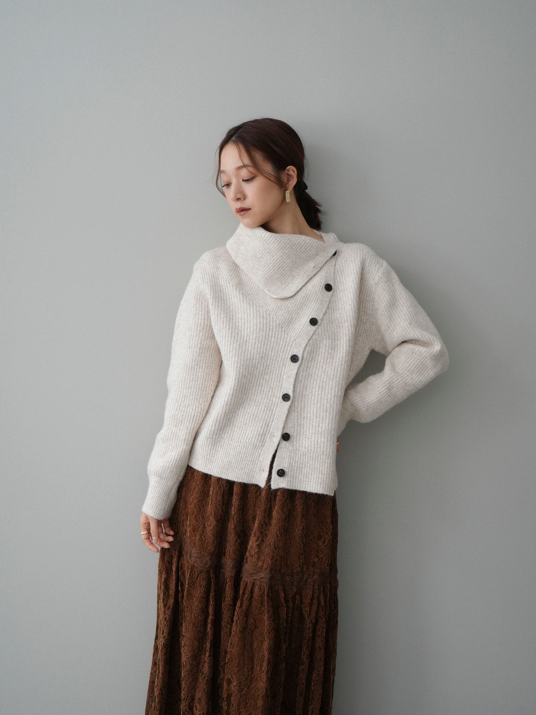 [SET]ハイネックデザインボタンニットカーディガン+起毛レースティアードスカート(2set)