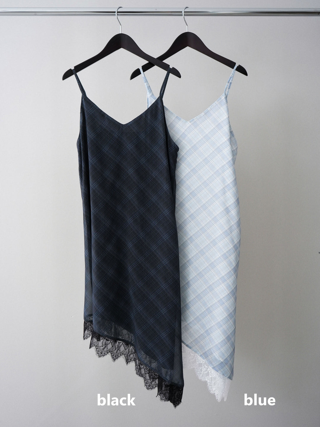 【套裝】牛仔短版襯衫外套+不對稱格紋蕾絲吊帶背心+流蘇半喇叭牛仔褲（三件套）