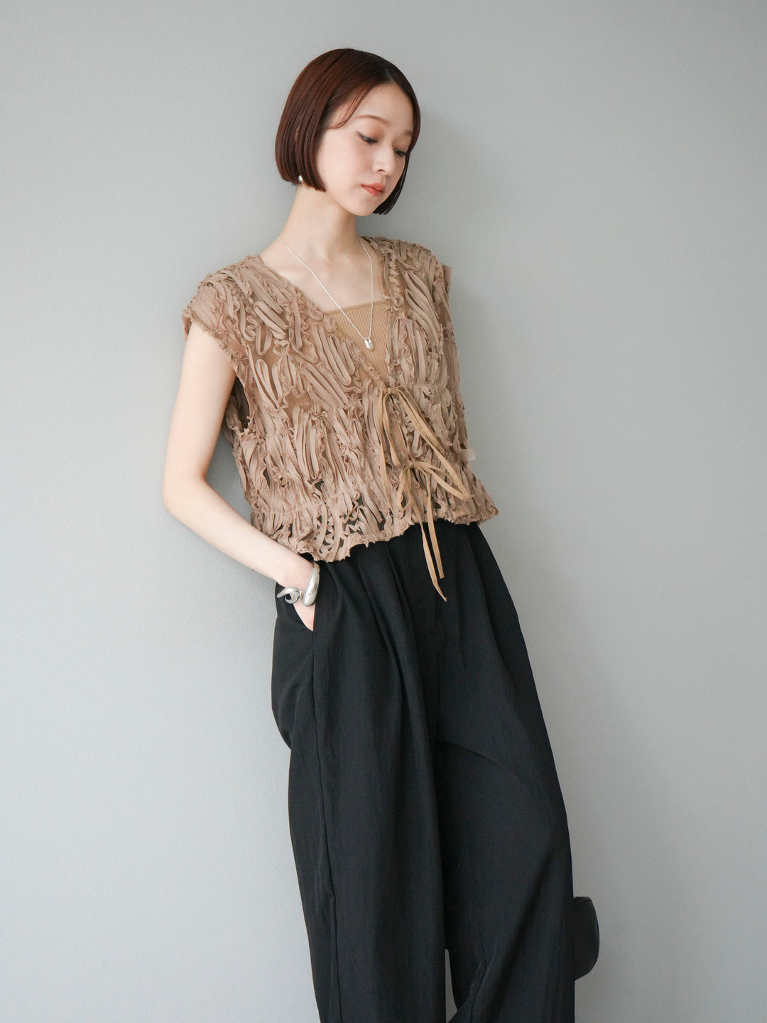 [SET] 提花蕾絲蝴蝶結上衣+麻質下擺迴力寬褲（2件套）
