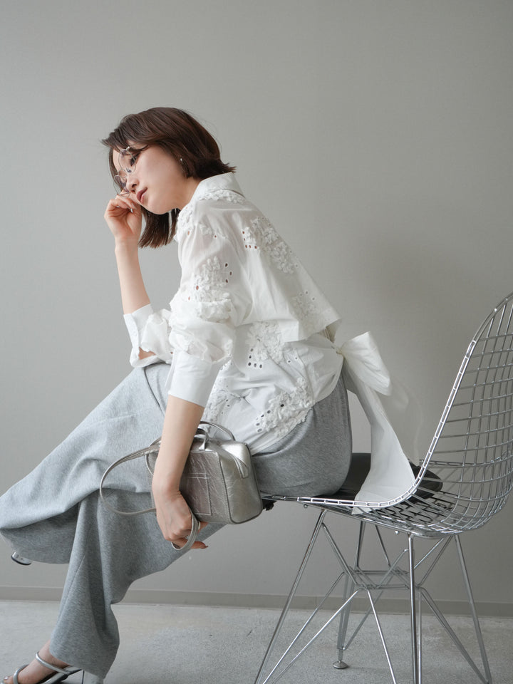 [予約]バックリボンフラワーエンブロイダリーシャツ/white