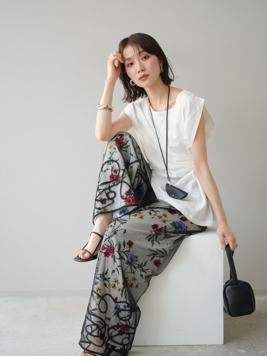 [SET] 側扭法式上衣+植物圖案休閒褲+繩繡薄紗疊穿褲（3件套裝）