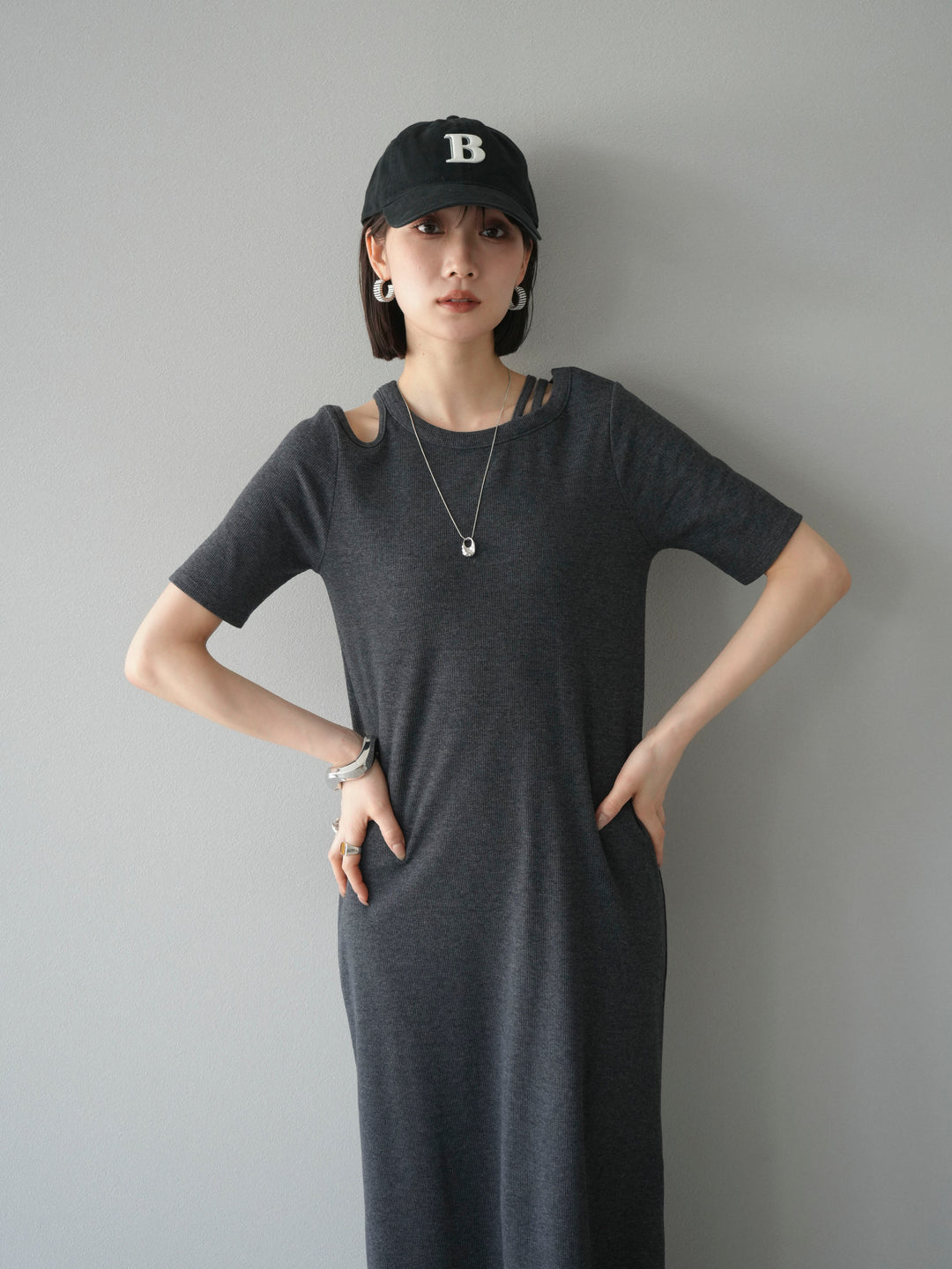 [予約]デザインネックカットリブワンピース/チャコール