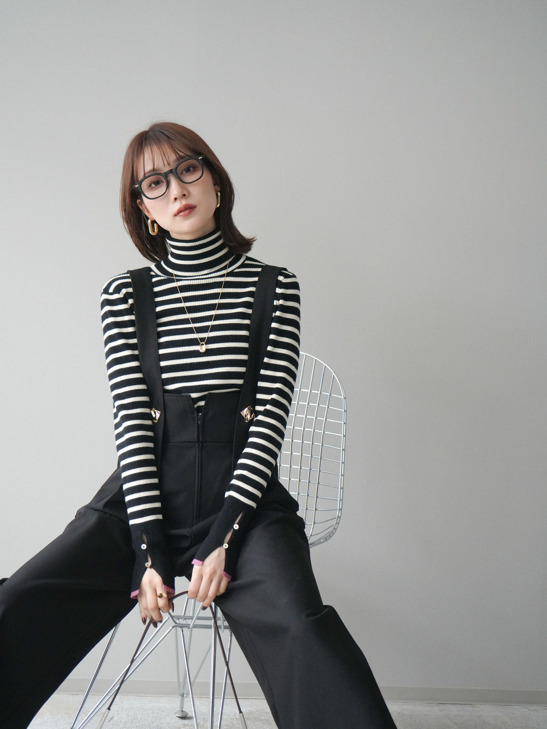 [SET]袖配色ハイネックボーダーリブニットトップス+ゴールドボタンサスペンダーワイドパンツ(2set)