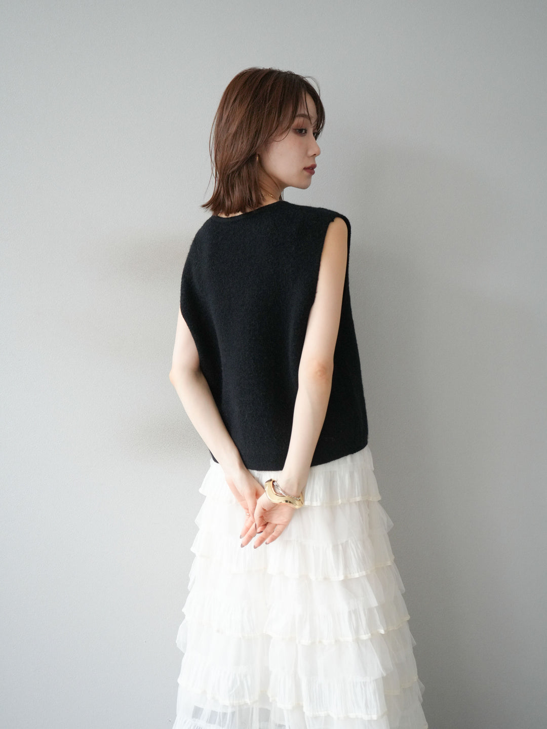 [予約]ゴールドボタンコンパクトニットベスト/ブラック