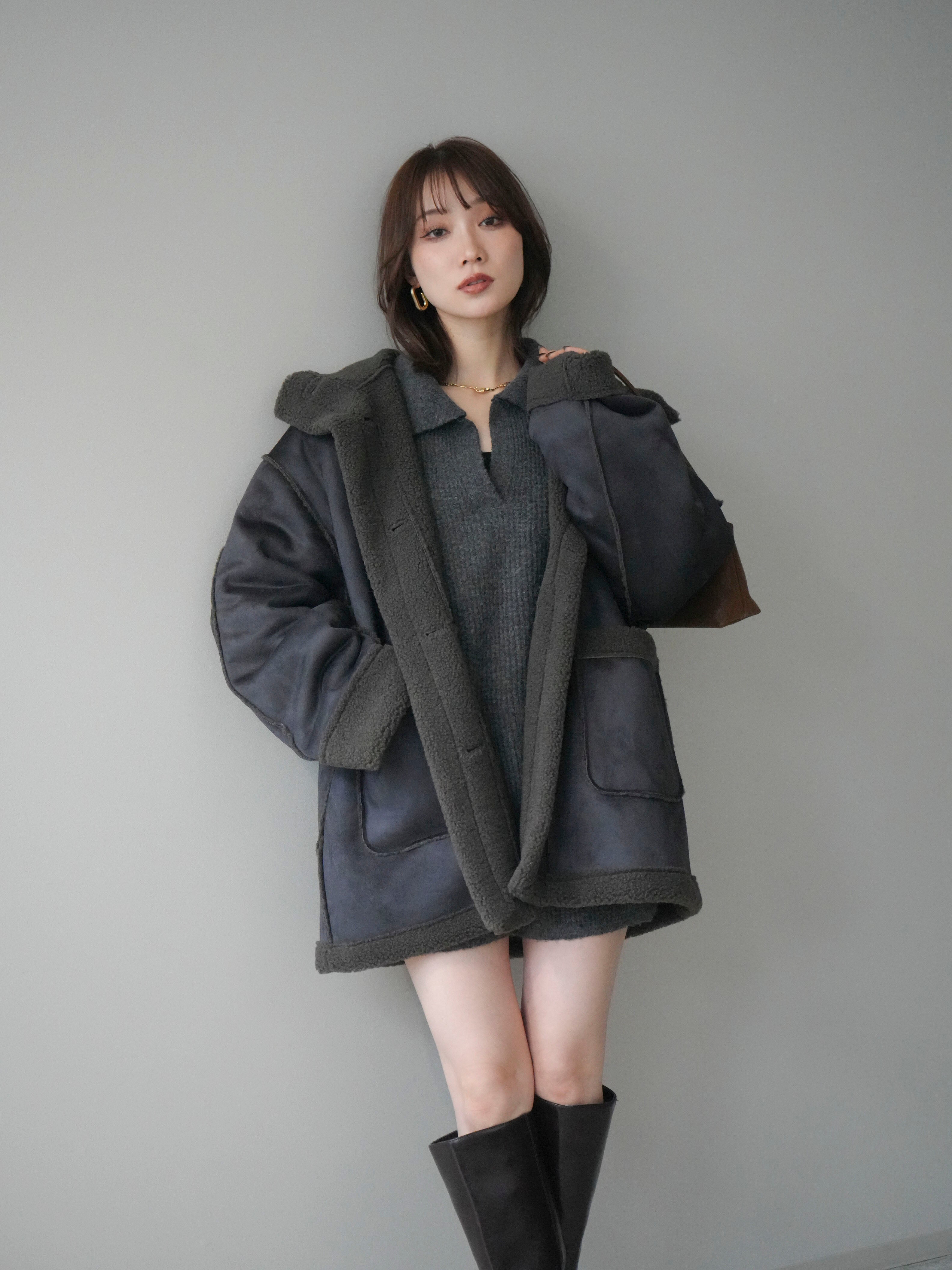 予約]スタンドネックフェイクムートンミディアムコート/charcoal – Lumier