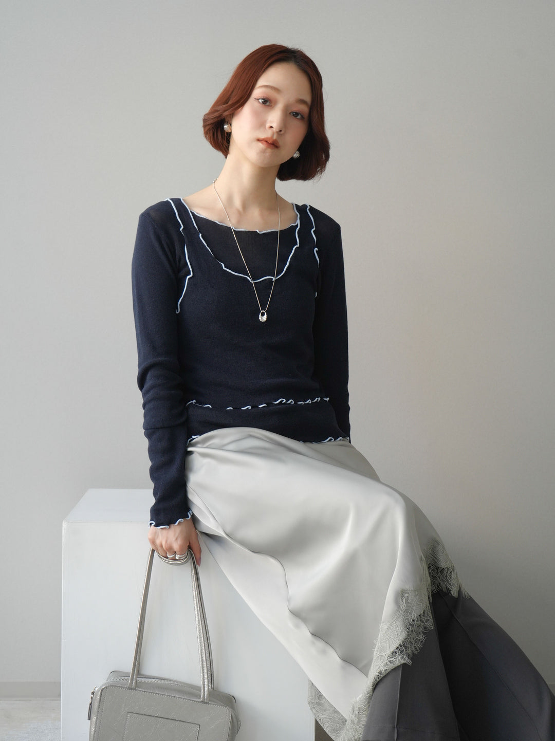 [SET]バイカラーメローアンサンブルシアーニットトップス+センターシームフレアパンツ+サテンライクアシメレーススカート(3set)