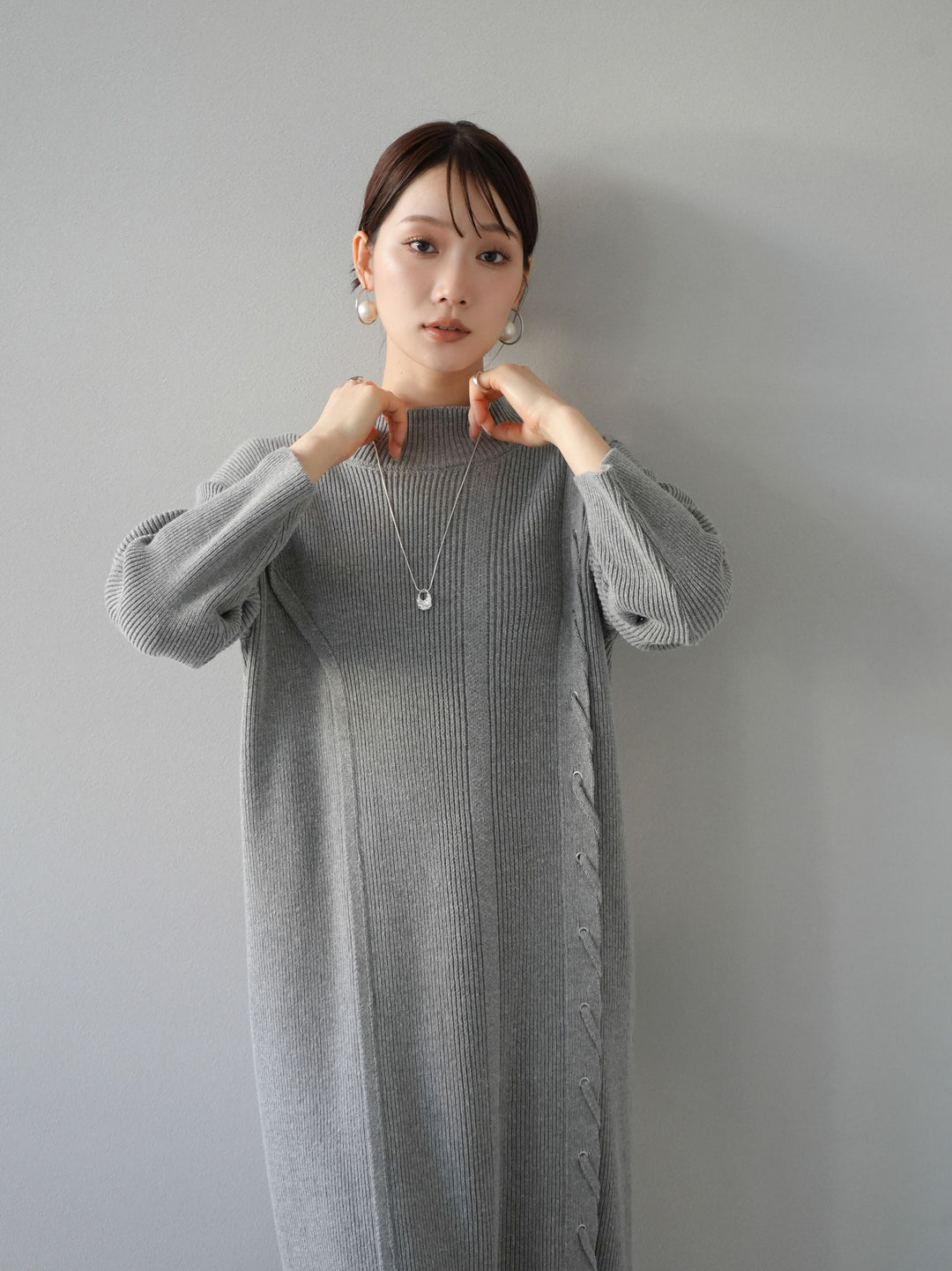 [SET] 不對稱繫帶高領針織連身裙 + 可選飾品套裝 (2套)