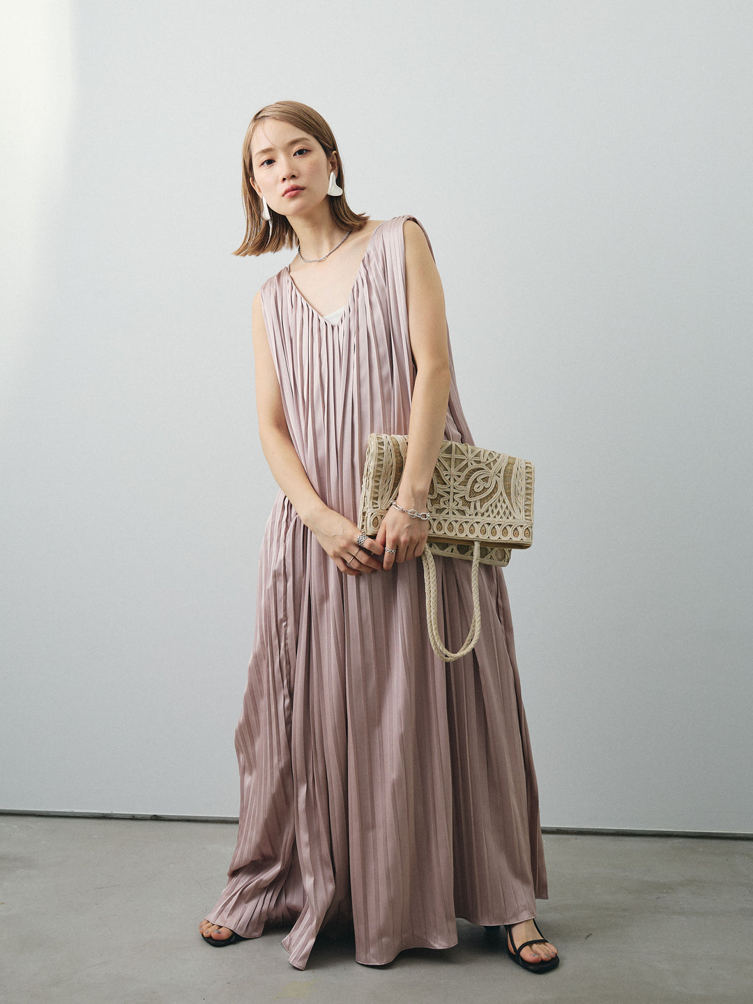 [予約]サテンプリーツVネックワンピース/ピンクベージュ