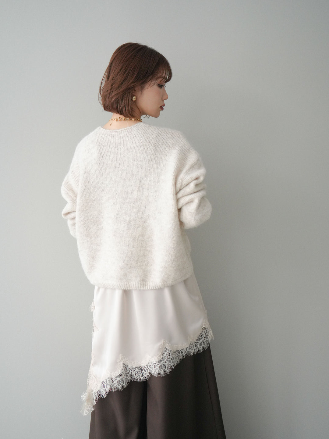 [SET]パール×ビジューVネックニットプルオーバー+アシンメトリーサテンレースキャミソール+テープベルトタックバギーパンツ(3set)