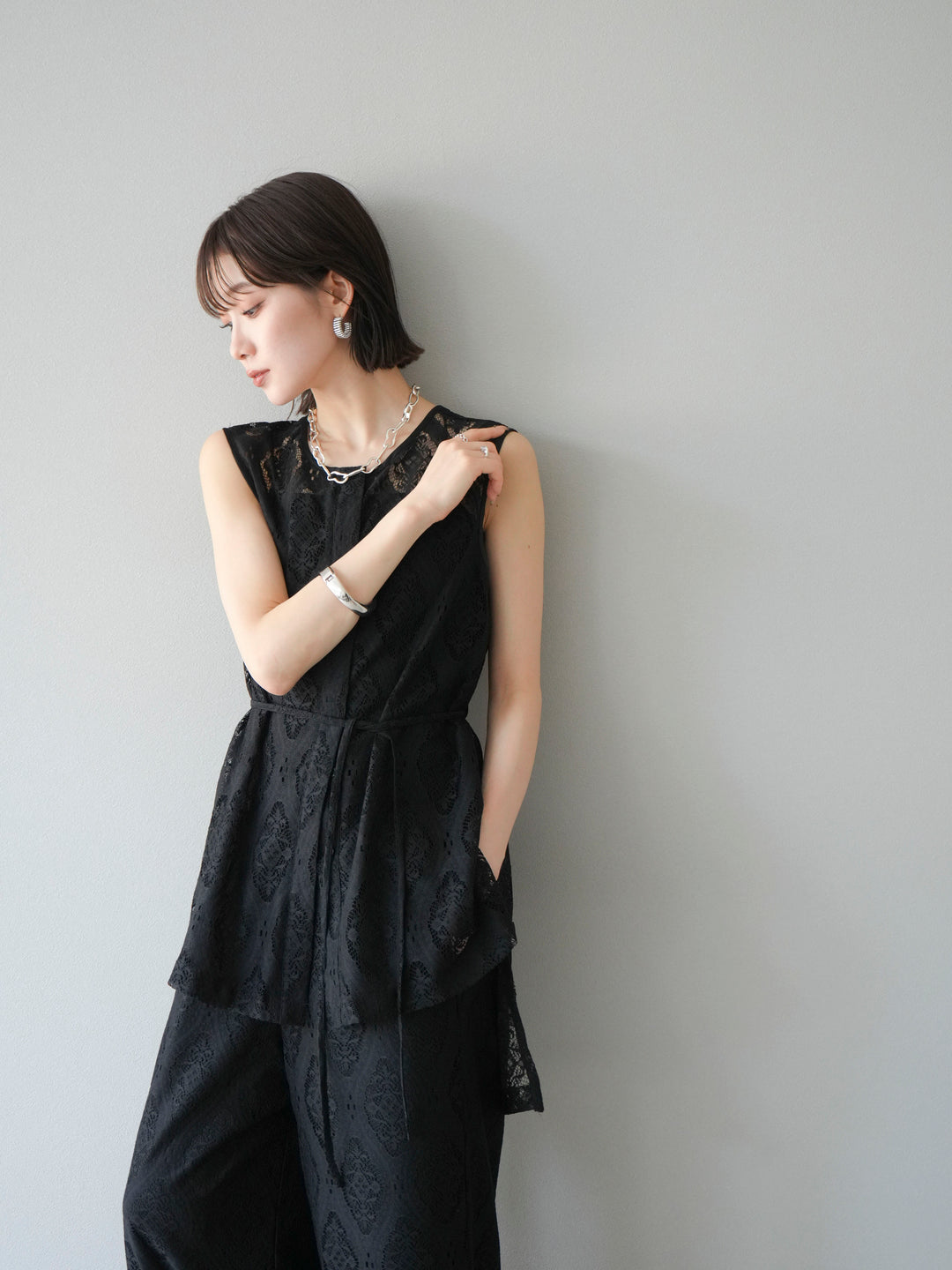 [SET] 緞面滾邊蕾絲無袖上衣 + 蕾絲疊穿休閒褲 (2件套)