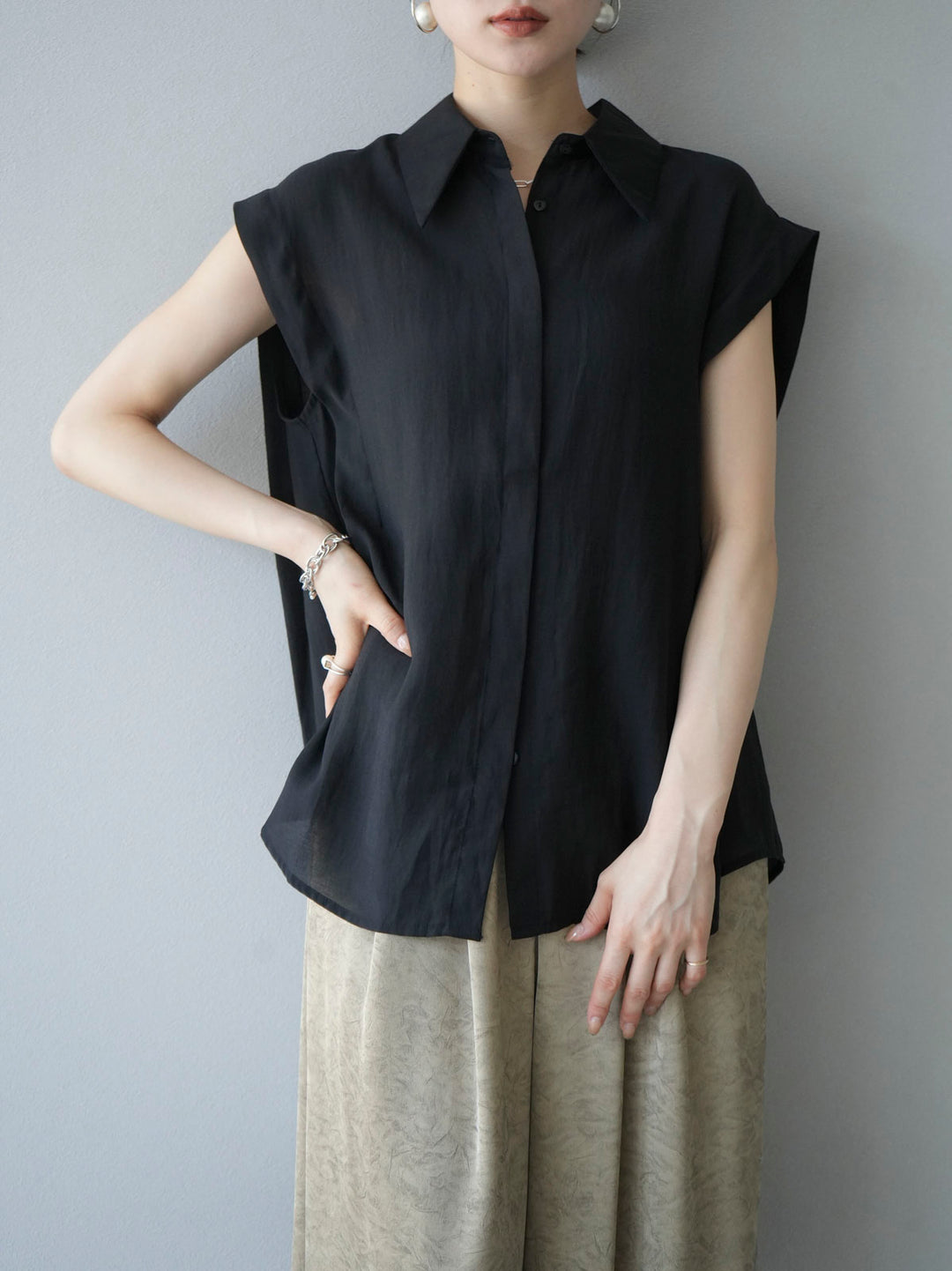 [Pre-order] Tuck shoulder sheer sleeveless shirt/Black