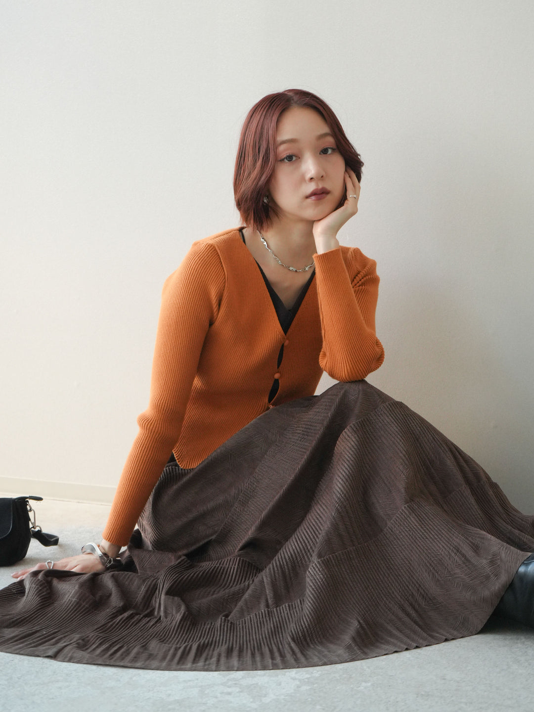 [SET]Vネック配色レイヤードスリットニットトップス+型押しスエードティアードプリーツスカート(2set)