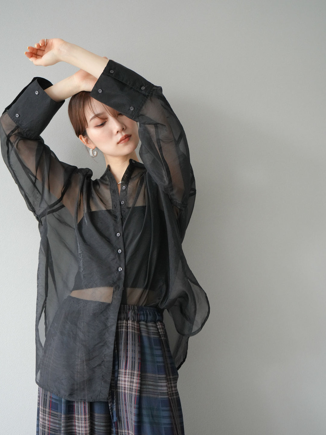 [SET] 亮面透視立領襯衫 + 透視格紋寬鬆褲 (2 件套)