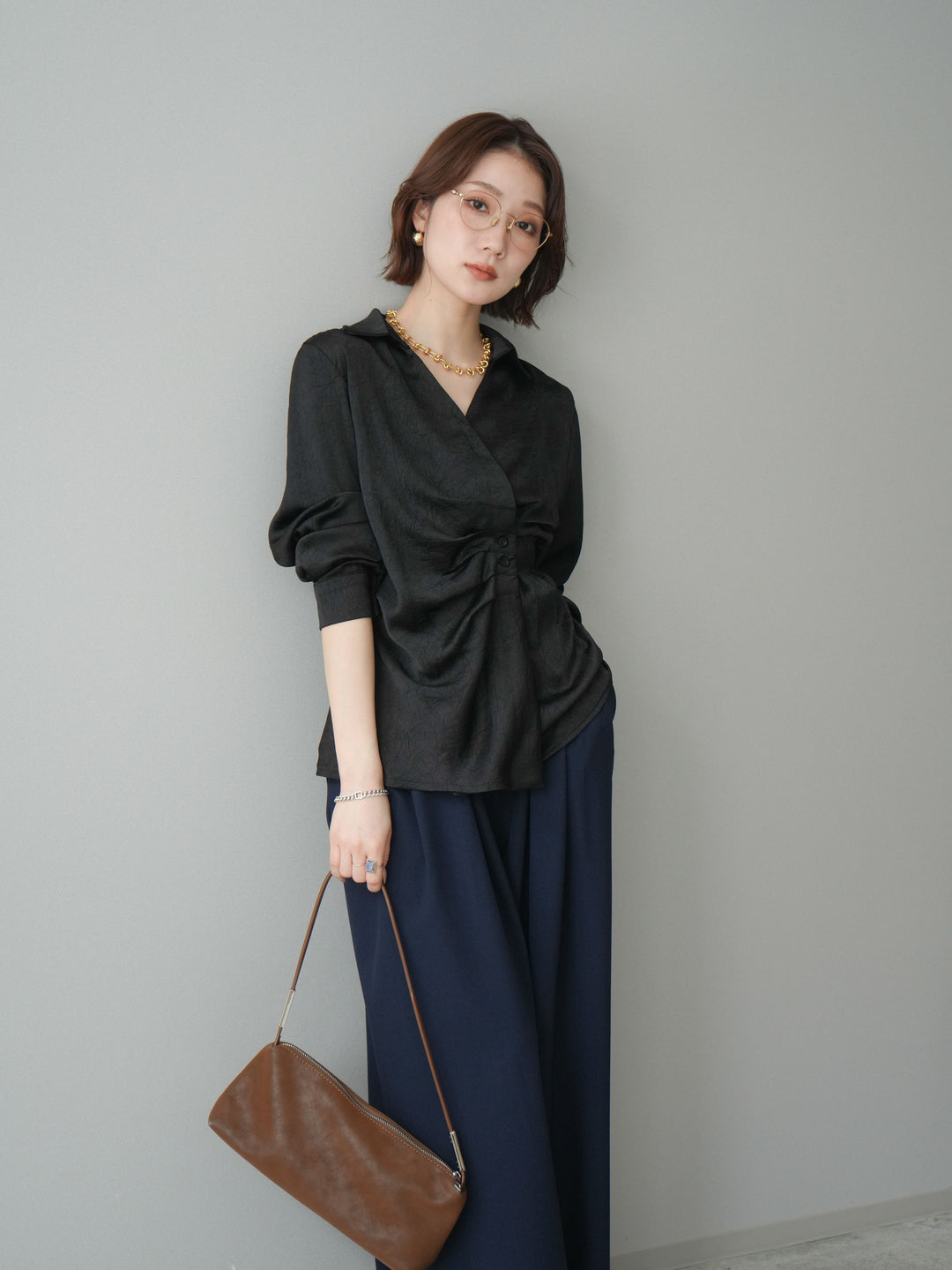 [予約]サイドギャザーアシンメトリーデザインサテンブラウス/black