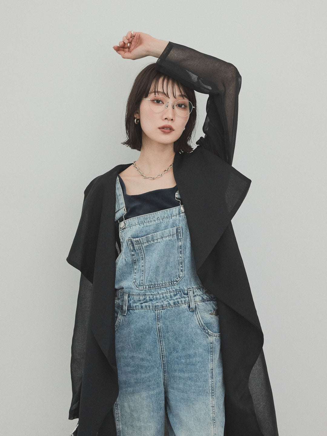 [SET] 中縫牛仔背帶褲 + 透視長版外套（2 件組）