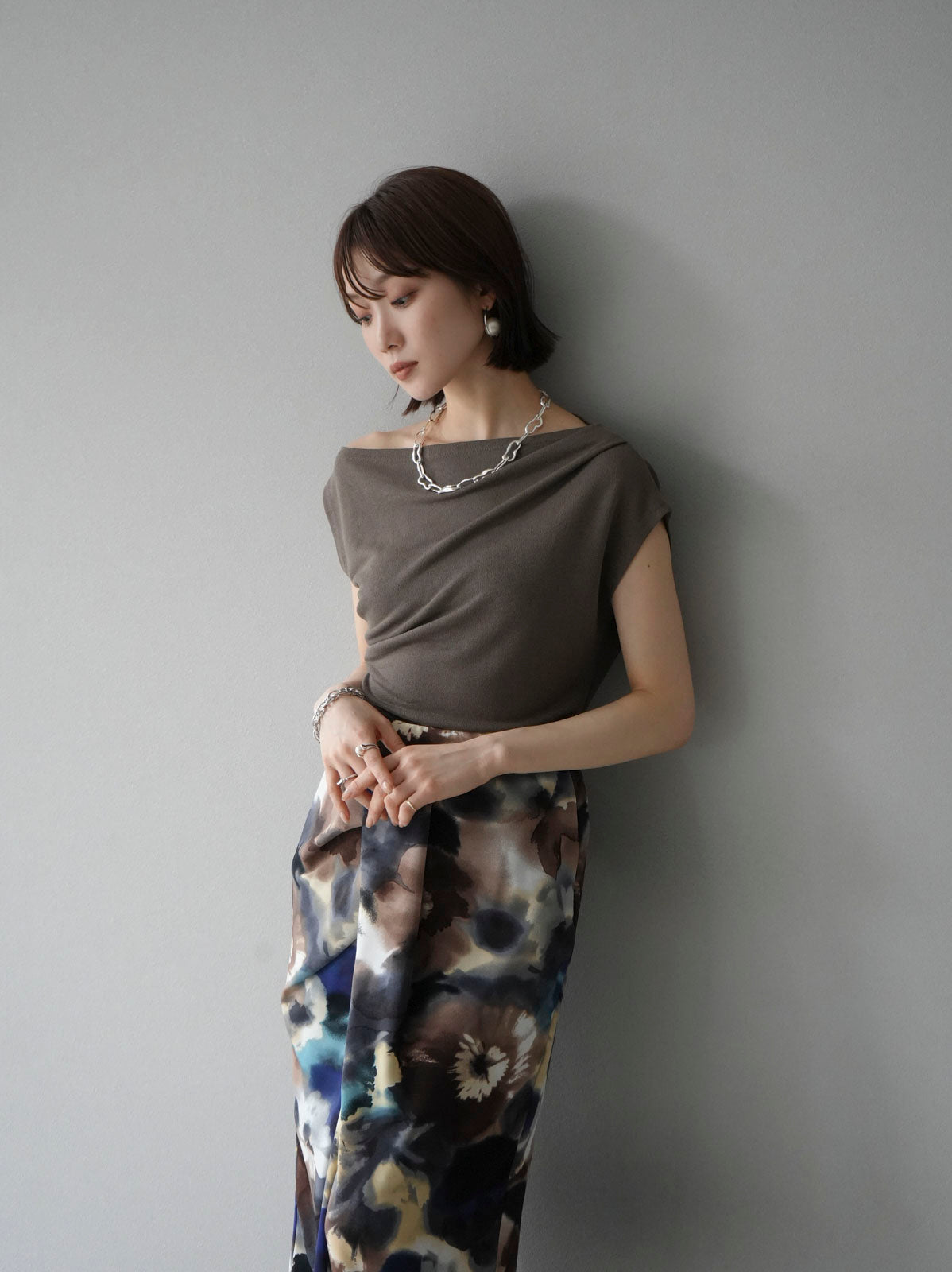 予約]アシンメトリータックノースリーブニット/ブラウン – Lumier