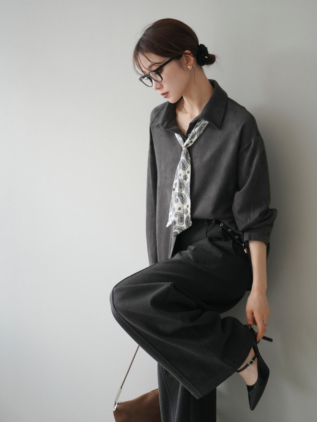 [予約]スカーフ付きスエードシャツ/charcoal