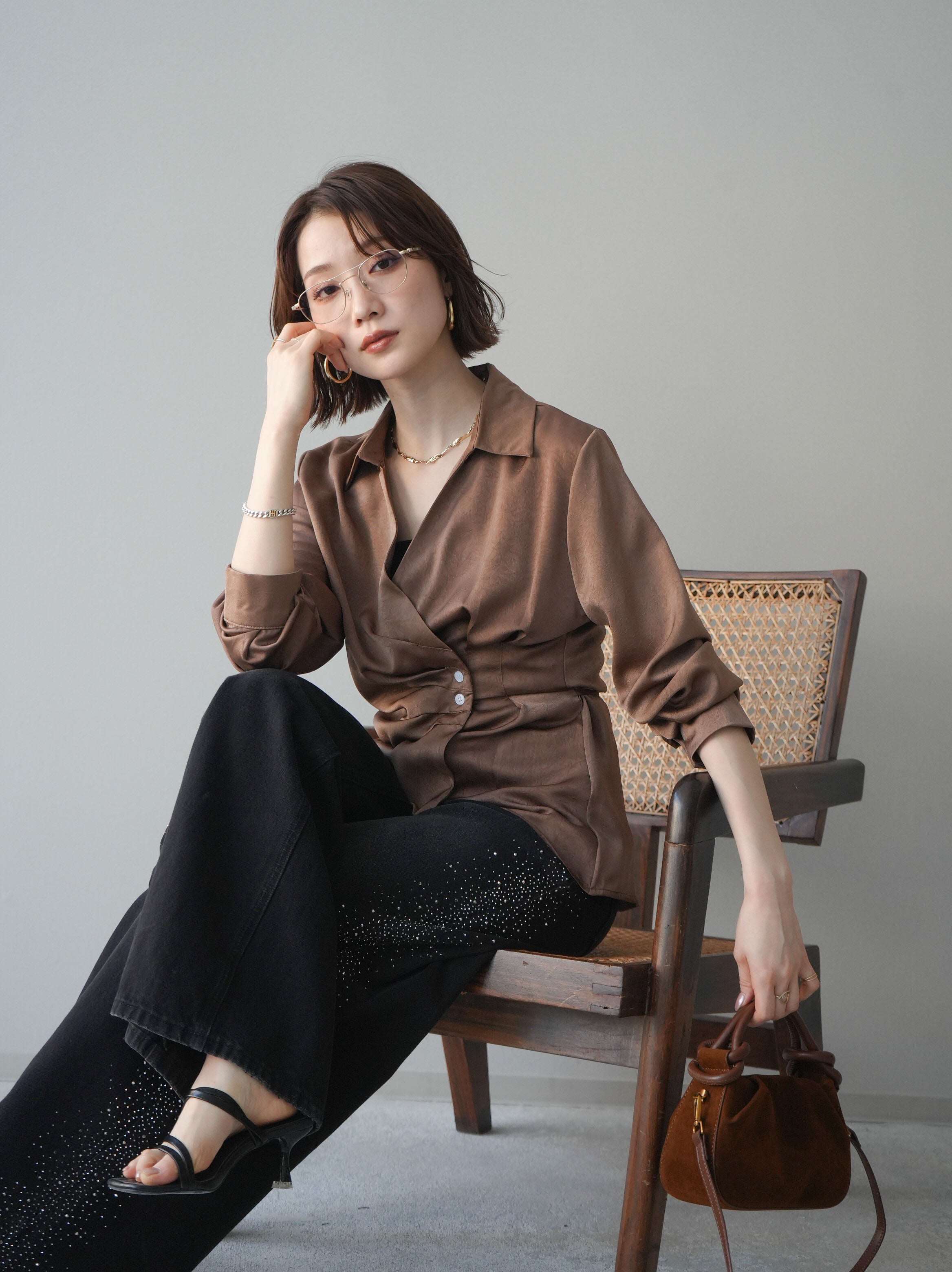 予約]サイドギャザーアシンメトリーデザインサテンブラウス/brown – Lumier