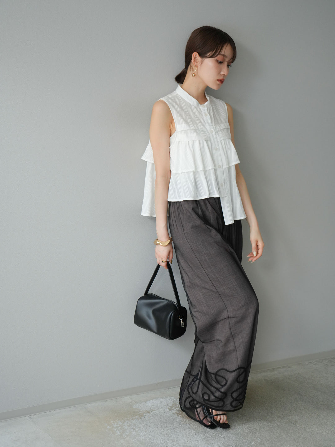 [予約]ドビーストライプアシンメトリーフリルノースリブラウス/ホワイト