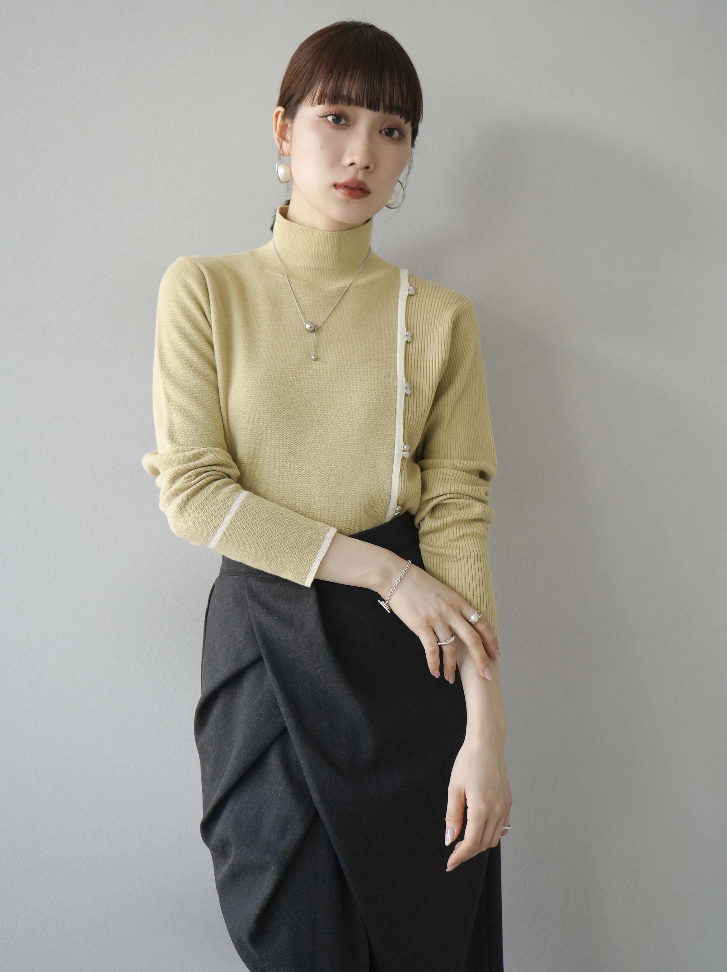 予約]ボトルネック配色デザインボタンニットトップス/イエローベージュ