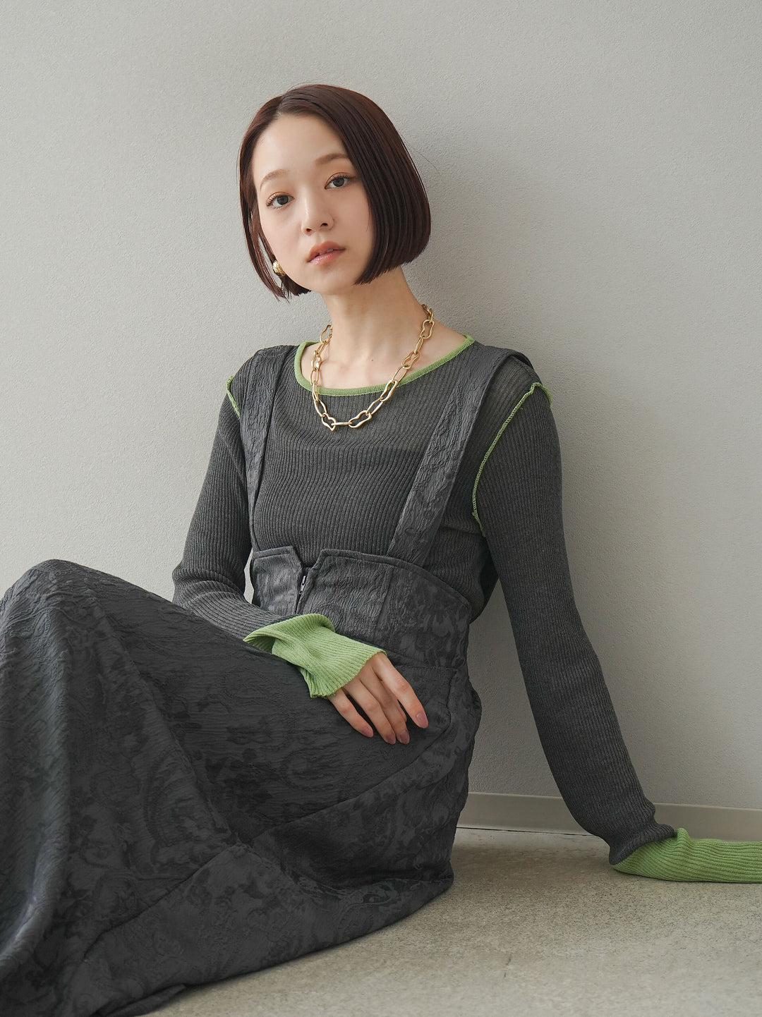 【預購】色彩協調的透明亞麻針織上衣/炭綠色