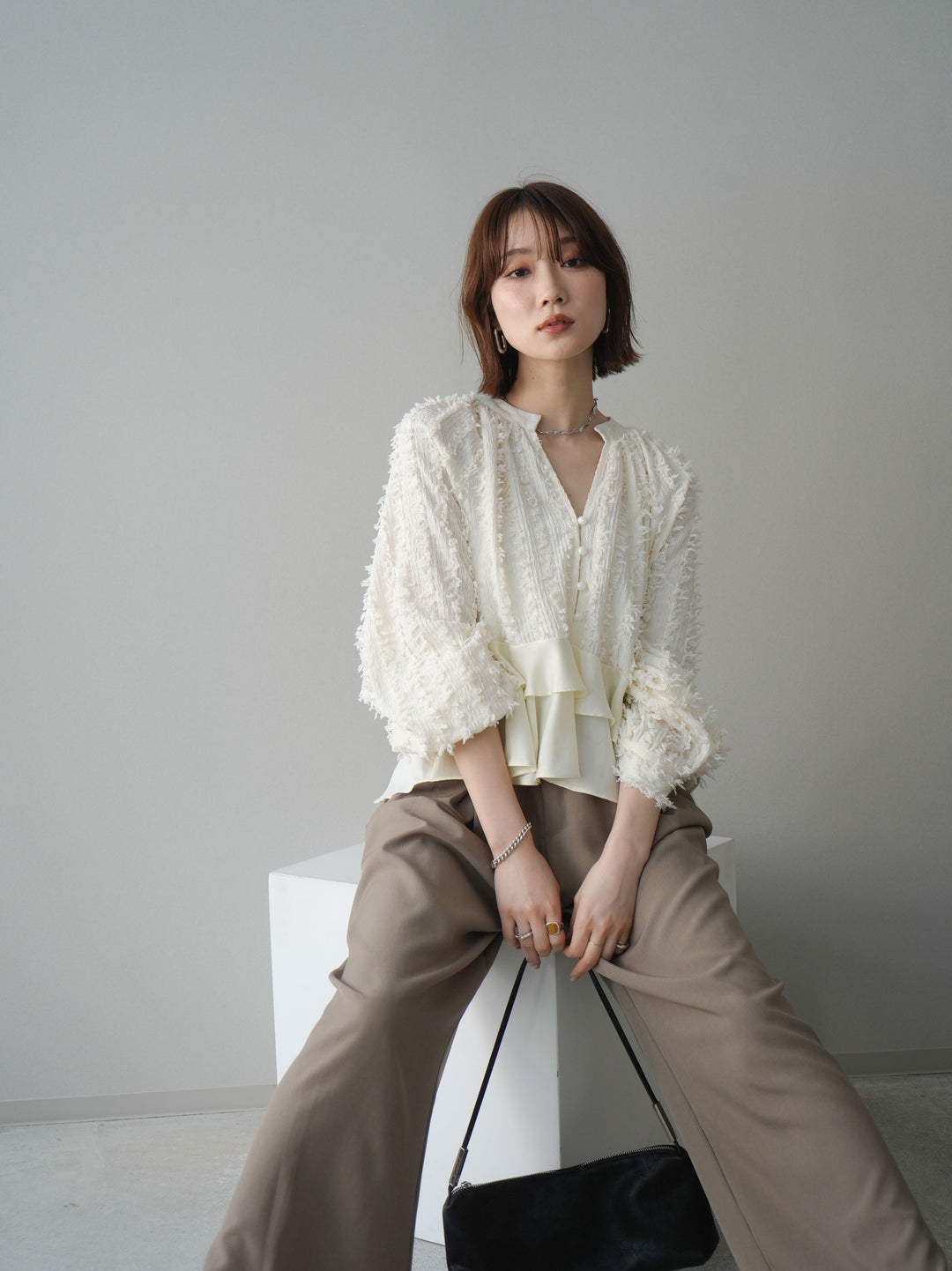 [予約]ジャガードぺプラムフリルブラウス/ivory