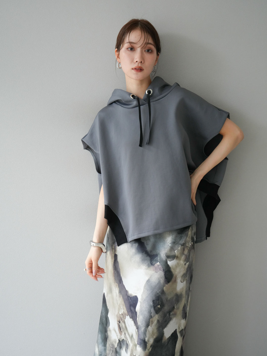 [SET]アシンメトリードルマンバックZIPフーディー+ニュアンスサテンフリルスカート(2set)