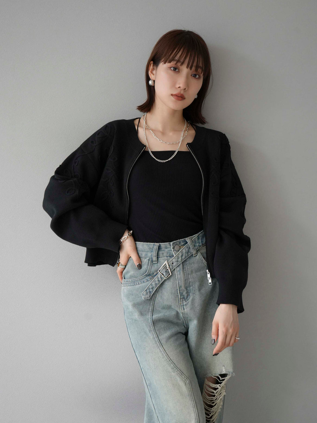 [SET]コード刺繍コットンニットジップカーディガン+ダブルストラップカットリブブラキャミソール+ベルトアシンメトリーダメージデニム(3set)