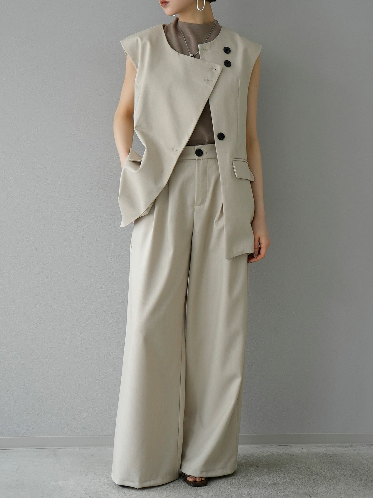 [Pre-order] No-collar asymmetrical gilet set up/beige