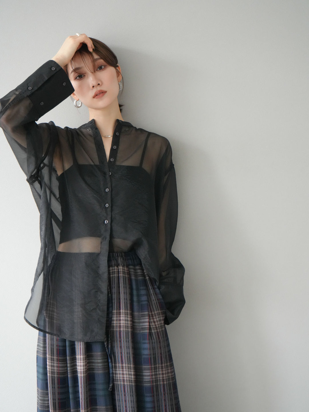 [SET] 亮面透視立領襯衫 + 透視格紋寬鬆褲 (2 件套)