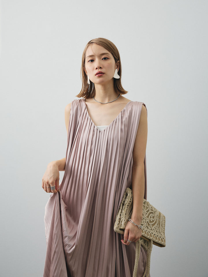 [予約]サテンプリーツVネックワンピース/ピンクベージュ