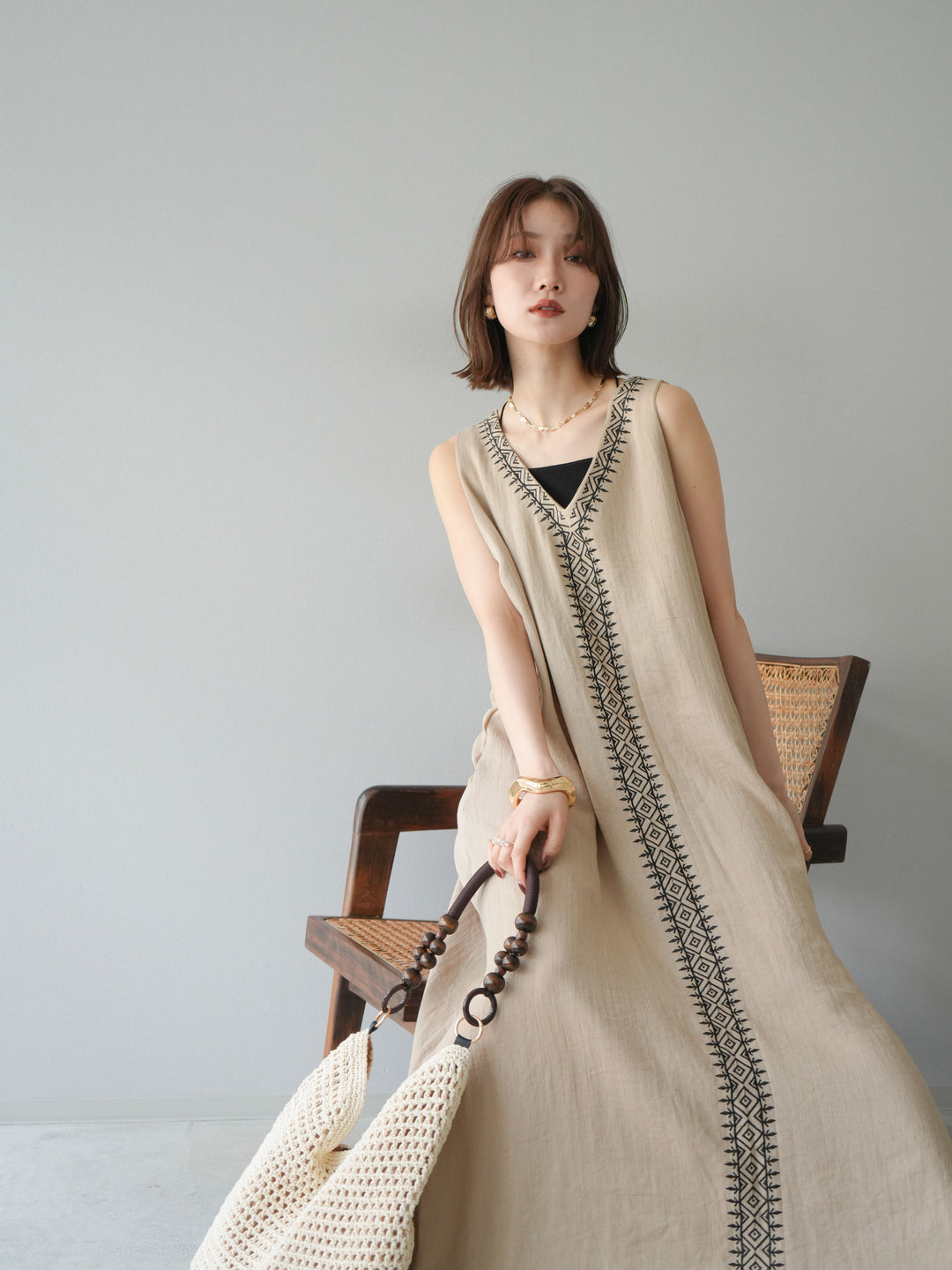 【預購】刺繡V領洋裝/米色