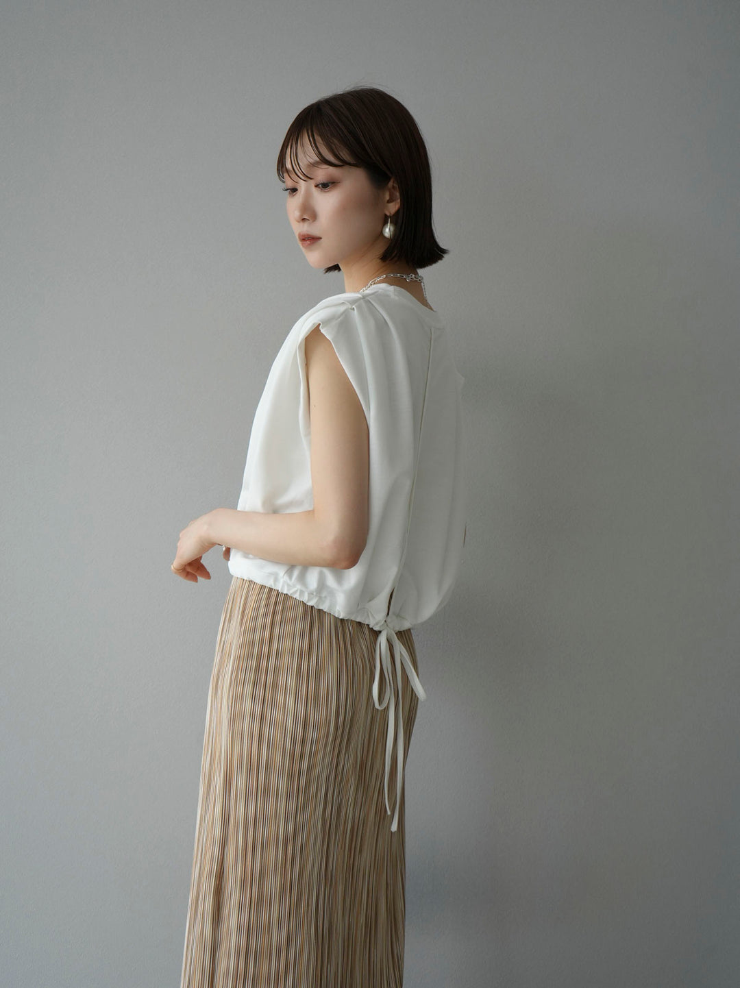 [Pre-order] Tuck shoulder hem drawstring ribbon top/white