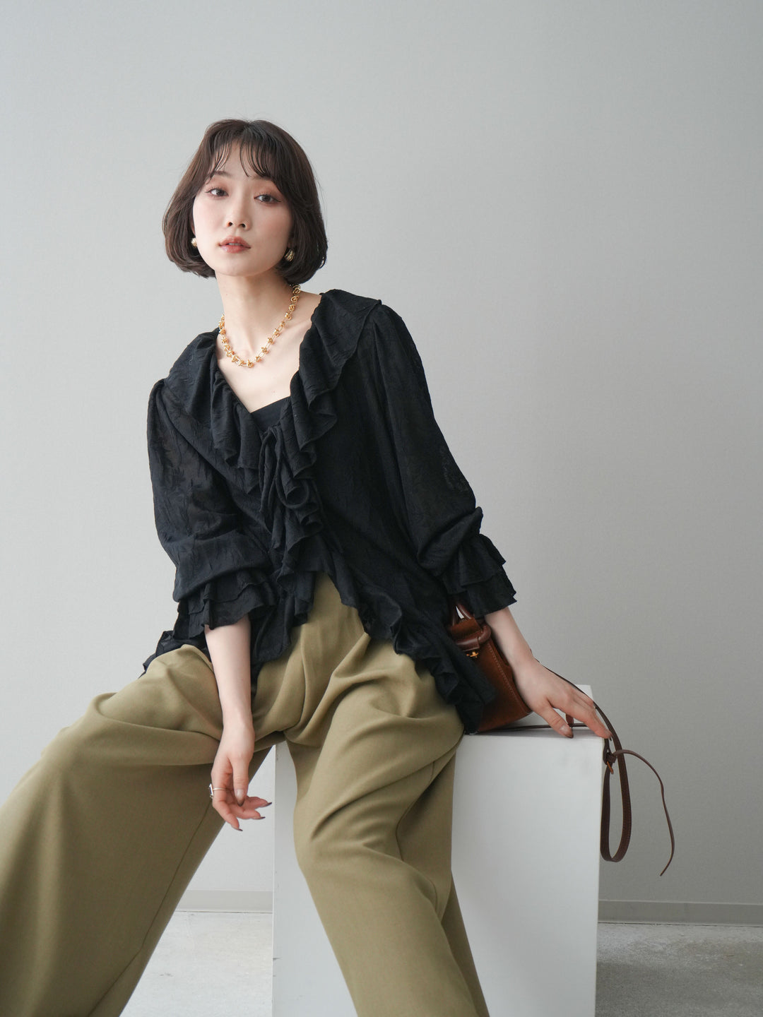 [予約]ラッフルレーススリットブラウス/black