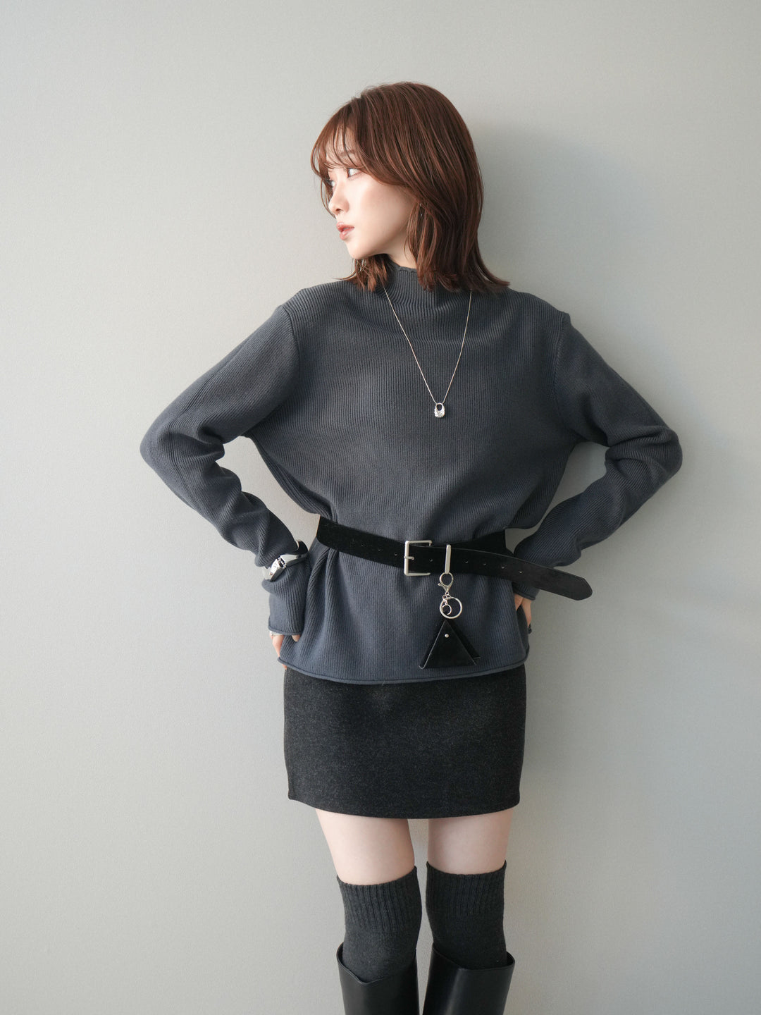 [予約]ボトルネック裾カールリブニットトップス/charcoal