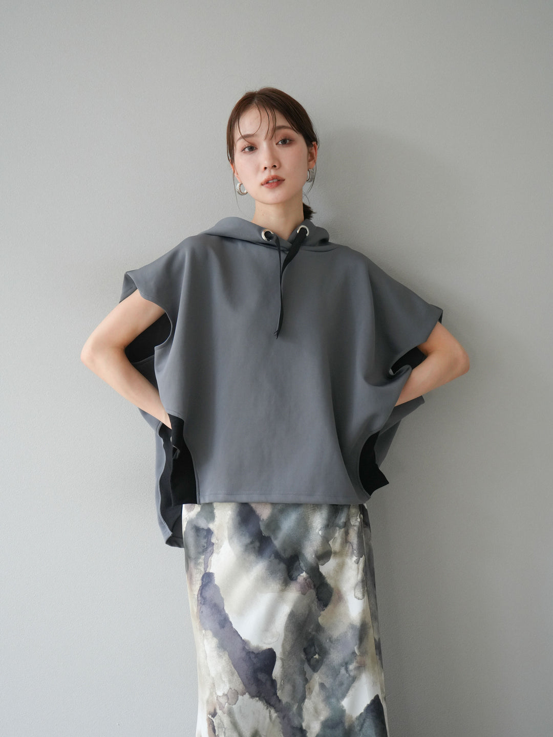 [SET]アシンメトリードルマンバックZIPフーディー+ニュアンスサテンフリルスカート(2set)