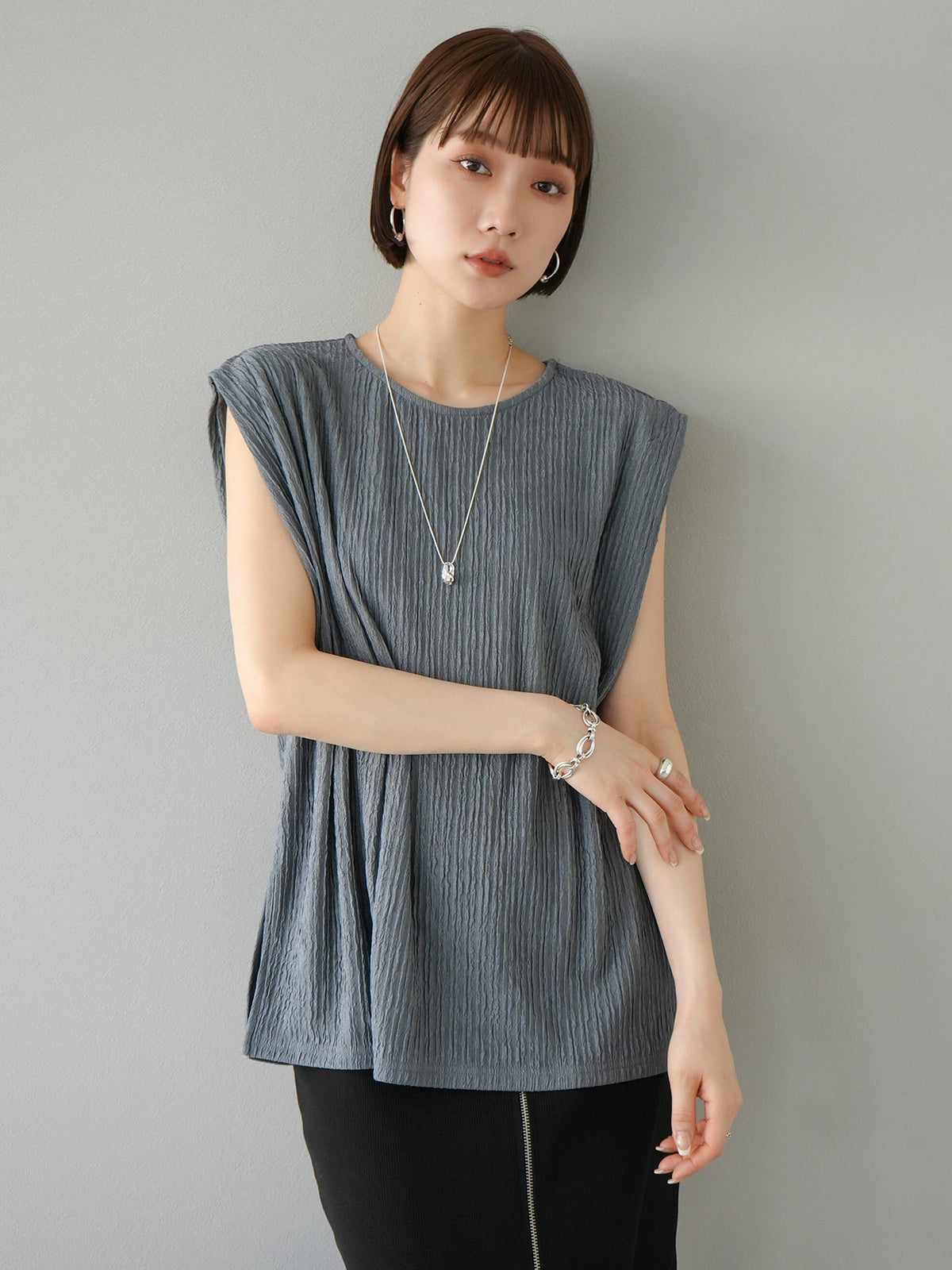 トップス ysk 予約]楊柳タックショルダーノースリートップス/チャコール – Lumier