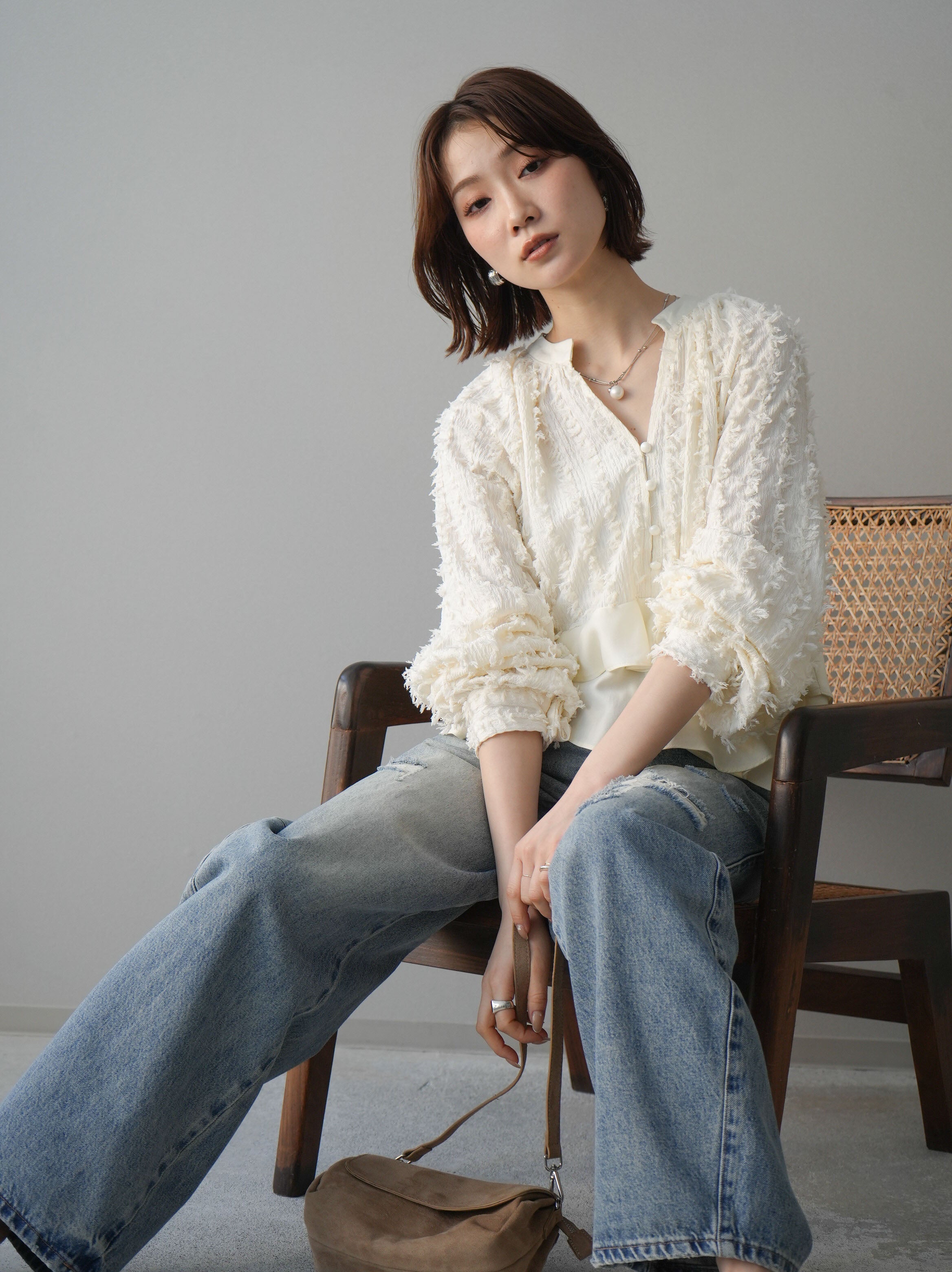 予約]ジャガードぺプラムフリルブラウス/ivory – Lumier