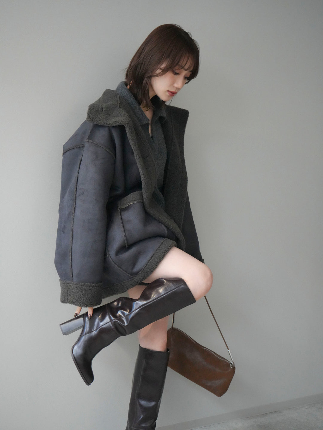 [予約]スタンドネックフェイクムートンミディアムコート/charcoal