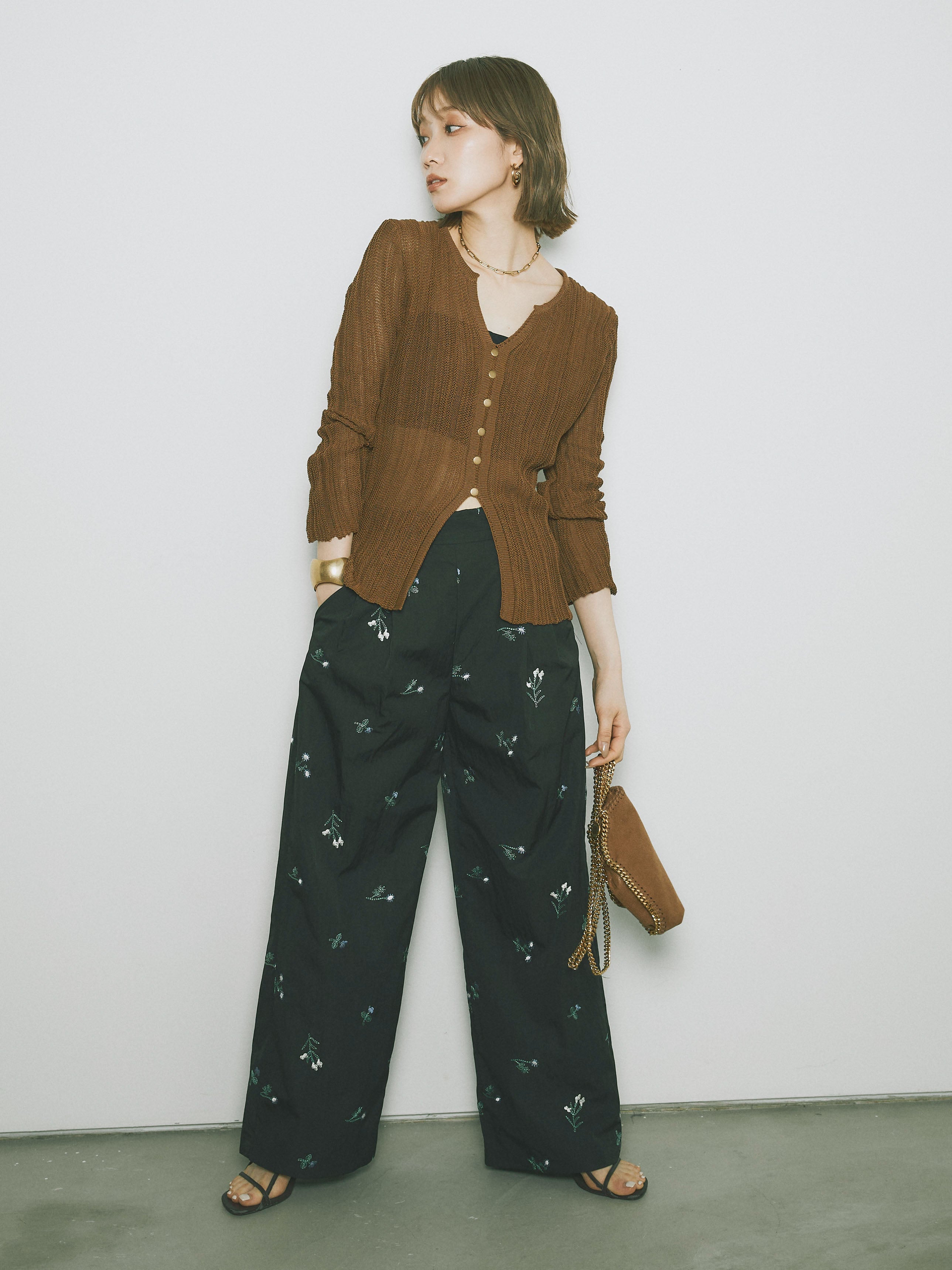 予約]フラワー刺繍タフタタックパンツ/ブラック – Lumier