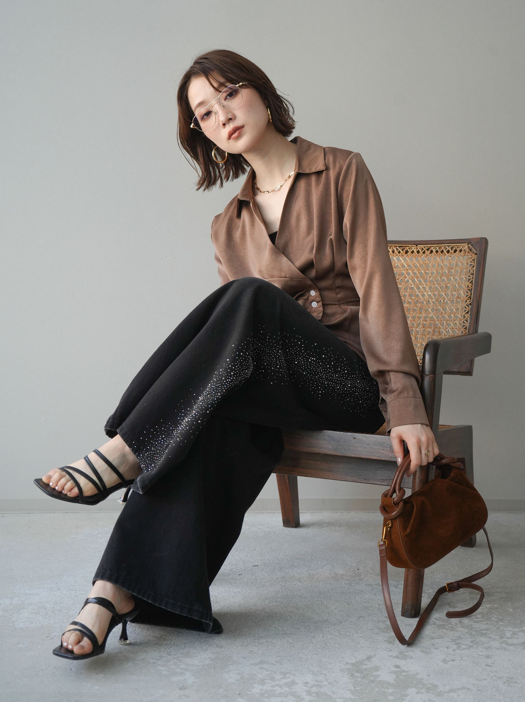 [予約]サイドギャザーアシンメトリーデザインサテンブラウス/brown