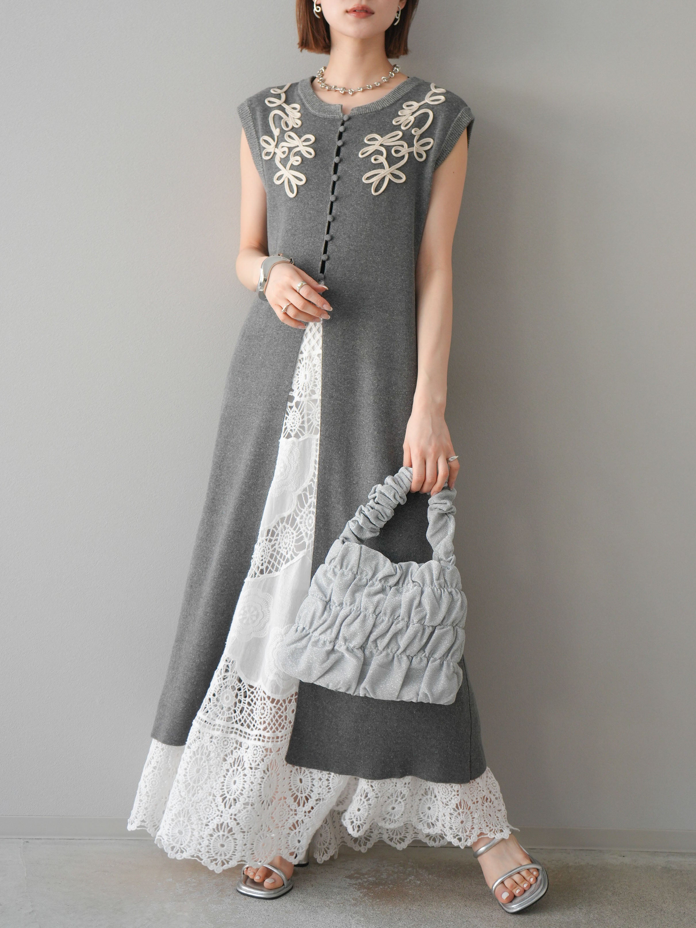 予約]フロントスリットコード刺繍ニットワンピース/チャコール